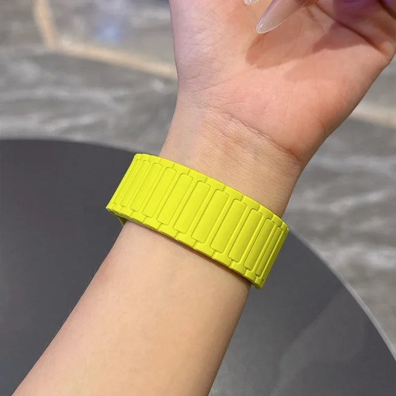 Silicone Strap for Apple Watch 46mm 42mm 49mm 44mm 40mm 45mm 41mm Magnetic Band for IWatch Ultra 2 Series 10 9 8 7 6 SE 5 4 3